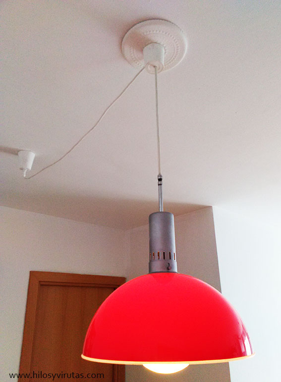 lampara roja techo moldura