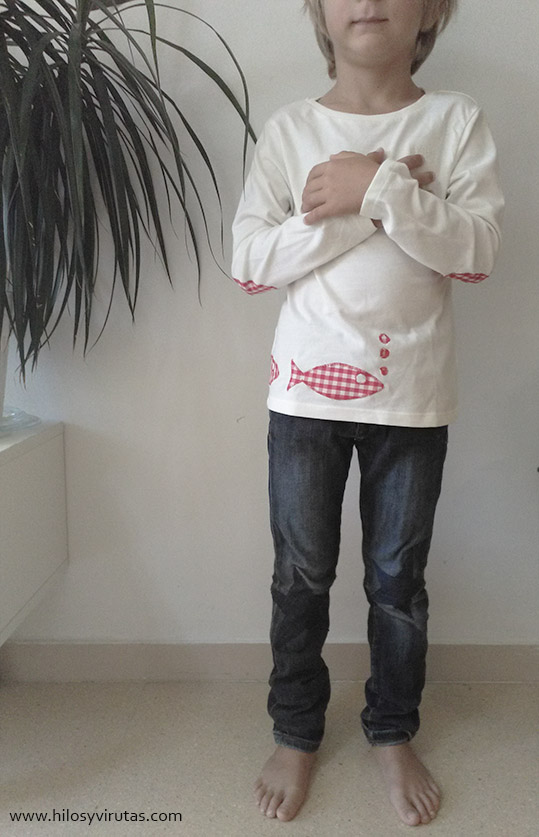 camiseta con coderas parches peces pantalón