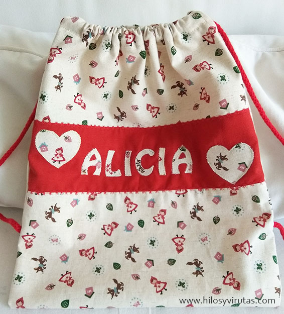 mochila alicia con tela caperucita roja